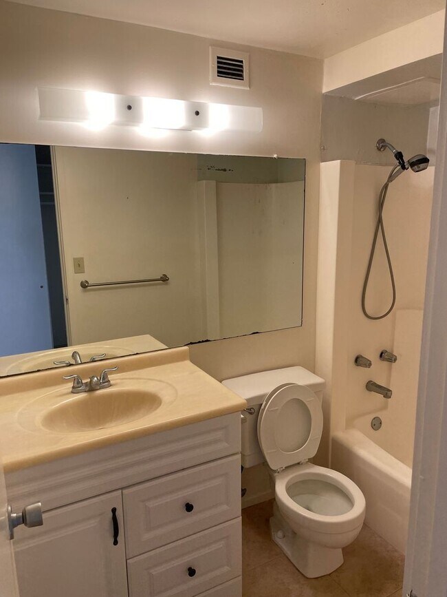 Building Photo - 2BR/2BA with lanai and spectacular ocean v...