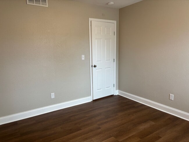 Building Photo - 3 Bed 1 Bath Remodeled House