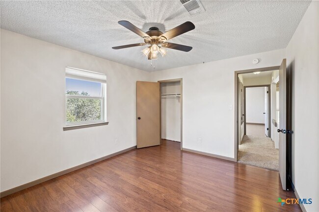 Building Photo - 322 Oakwood Loop