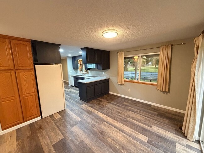 Building Photo - Private and quiet 3BD, 2 BA w/ 2 car garage near Fedrickson!