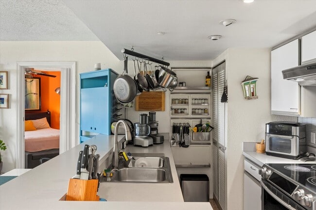 Building Photo - 3635 Seaside Dr