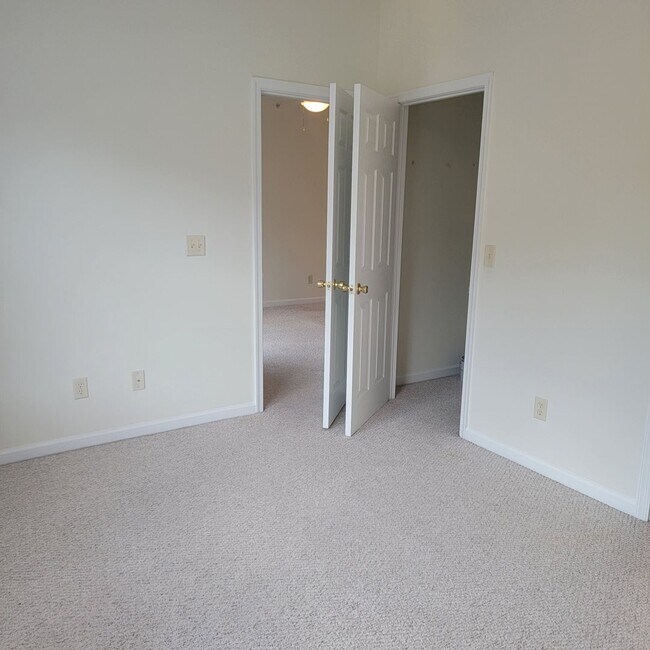 Building Photo - 400 Cascade Ln