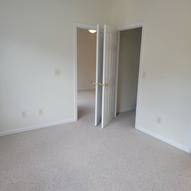 Building Photo - Year Round rental with community pool and close to area beaches and shopping!