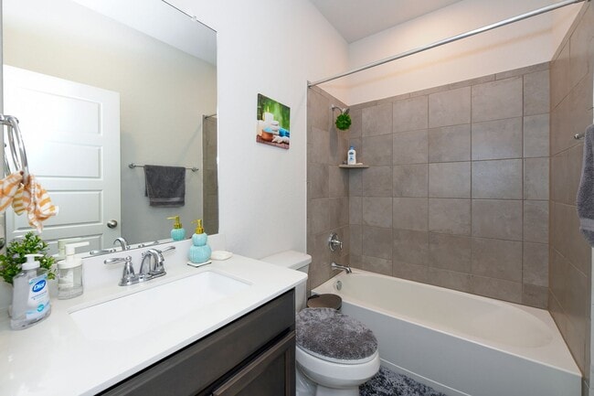 Building Photo - Nestled in the highly sought-after Scenic ...