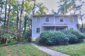 Building Photo - Walk to Downtown Carrboro From This End Unit Townhome!