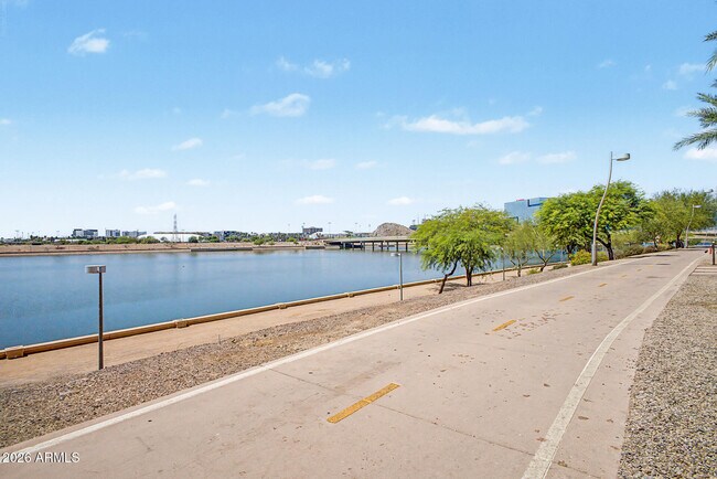 Building Photo - 945 E Playa Del Norte Dr