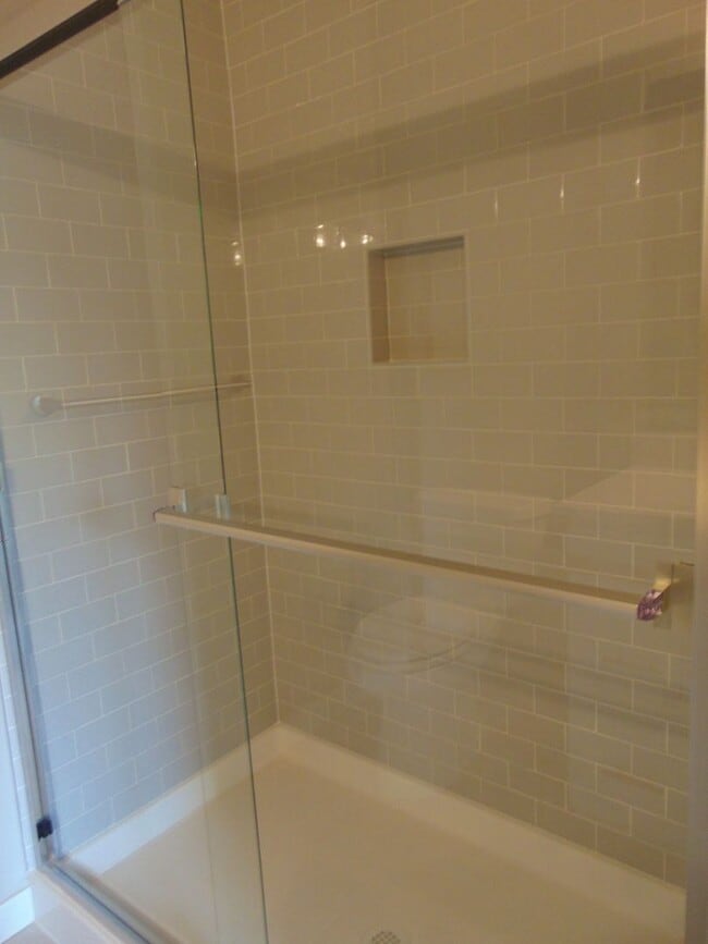 Building Photo - Beautiful 4 Bedroom Contemporary Luxury Ho...
