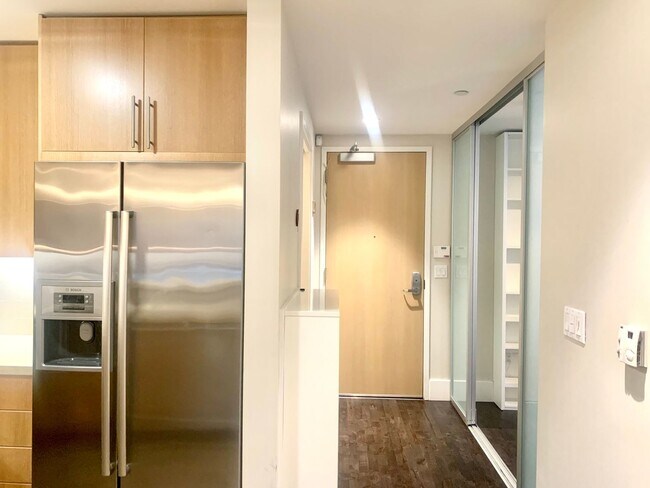 Building Photo - Spacious Centrally Located 1 bed + Den/ 1....