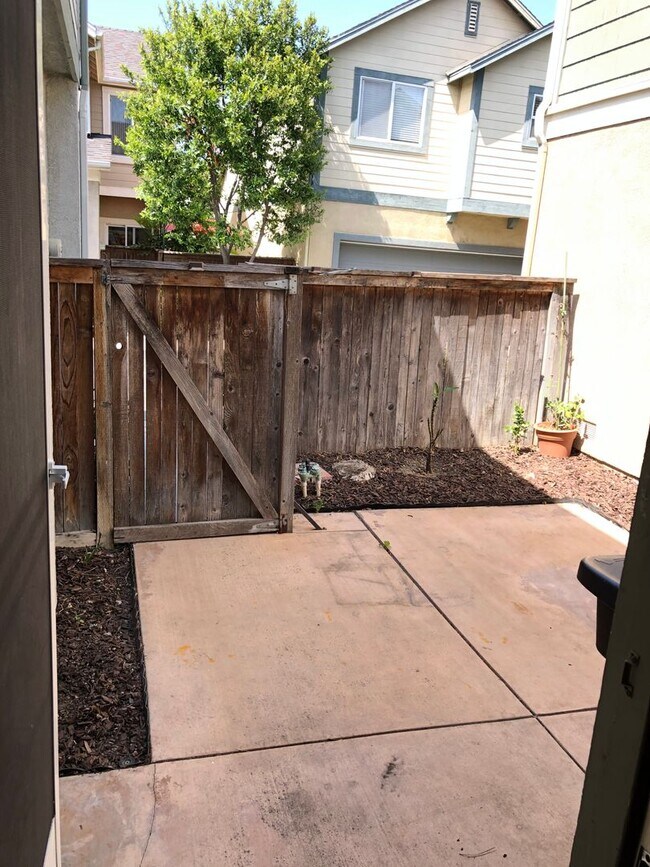 Building Photo - CHARMING 3 BR/2.5 BATH  " TWELVE PICKET LA...