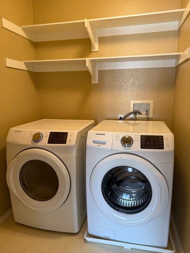 Building Photo - 590 Yarrow Dr