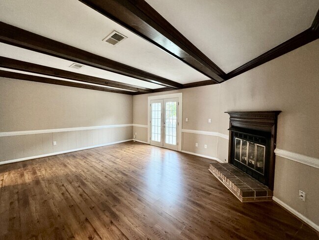 Building Photo - Available 11-14-25! Lakefront Townhome w/2...