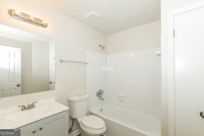 Building Photo - 9319 Forest Knoll Dr