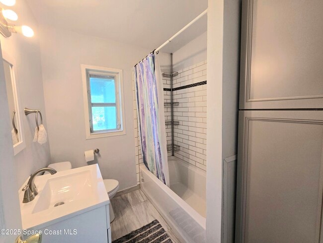 Building Photo - 484 Poinciana Dr