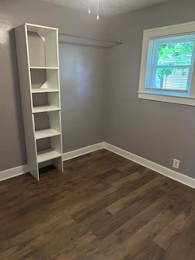 Building Photo - 2 Bedroom 1 Bathroom Home Available Now