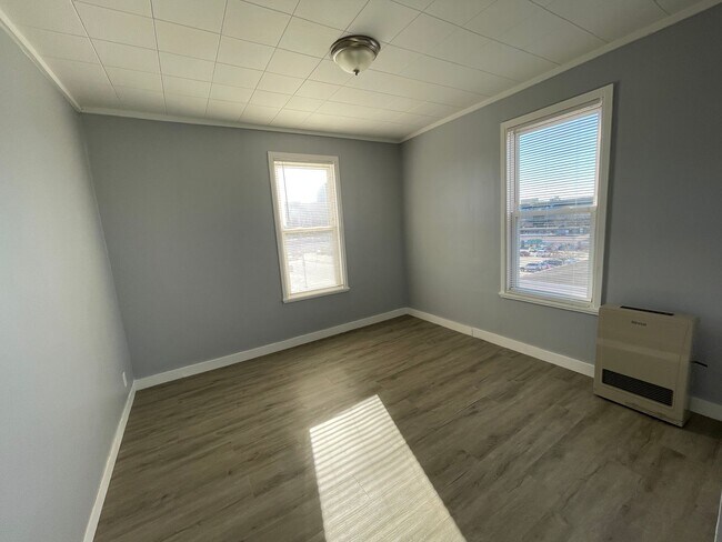 Building Photo - Third floor, 2 bedroom, 1 Bath in Manchest...