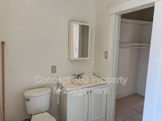 Building Photo - 758 Cerritos Ave