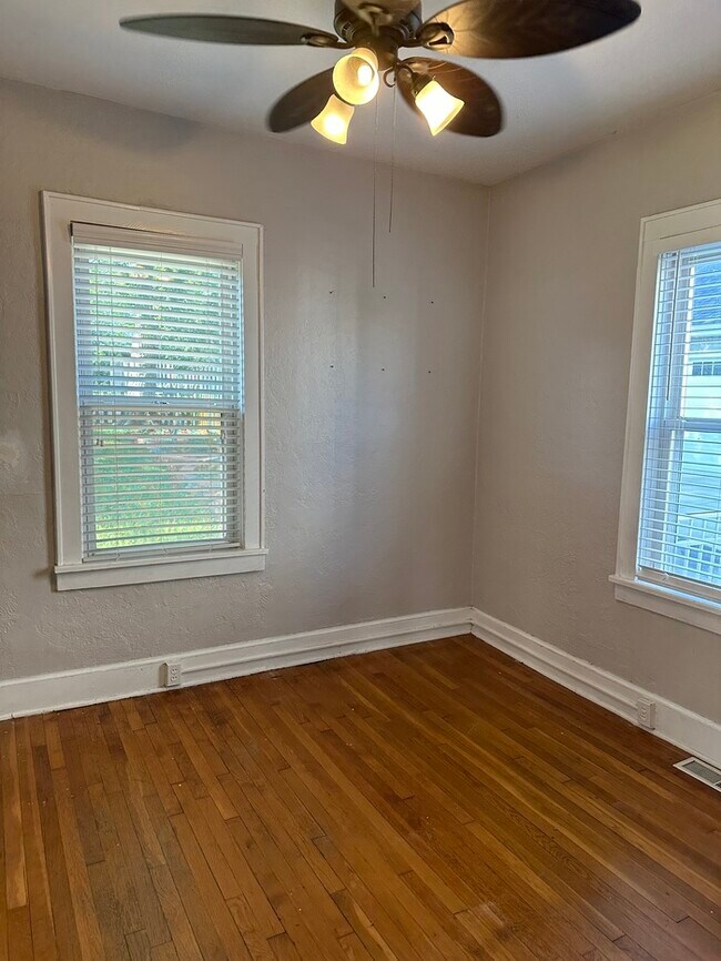 Building Photo - Charming Home 2 Bedroom 1 Bath Home In Krkwood, Mo.