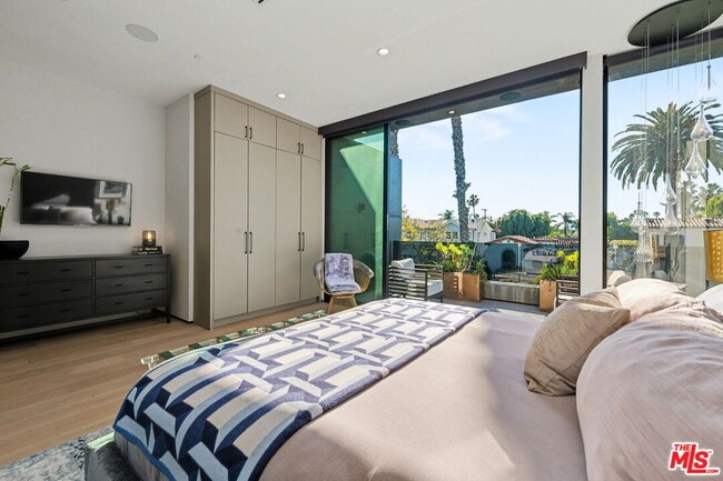 Building Photo - 418 N Sweetzer Ave