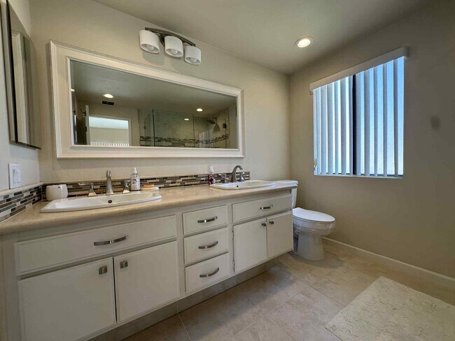 Building Photo - 2350 E Miramonte Cir