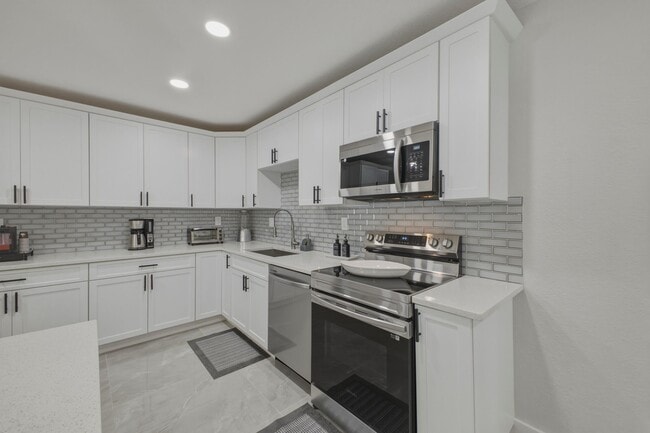 Building Photo - 632 Las Palmas Park
