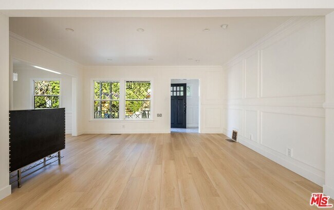 Building Photo - 4051 Beverly Glen Blvd