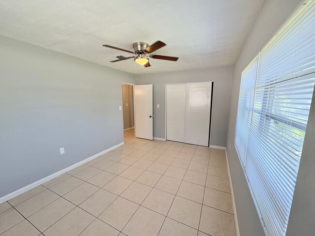 Building Photo - Charming 2 Bedroom Home with Fenced Yard & Screened Patio – Prime Location!