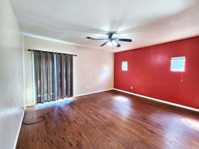 Building Photo - Beautiful home with paid Solar in Seven Oaks!