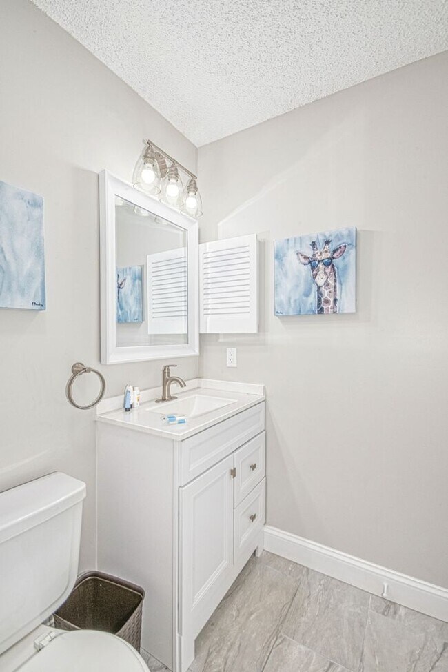 Building Photo - Large 3 bed 2 bath home with fenced backyard