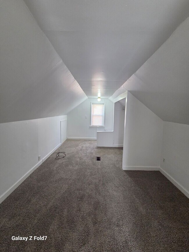 Building Photo - $1200 2 bedroom bungalow