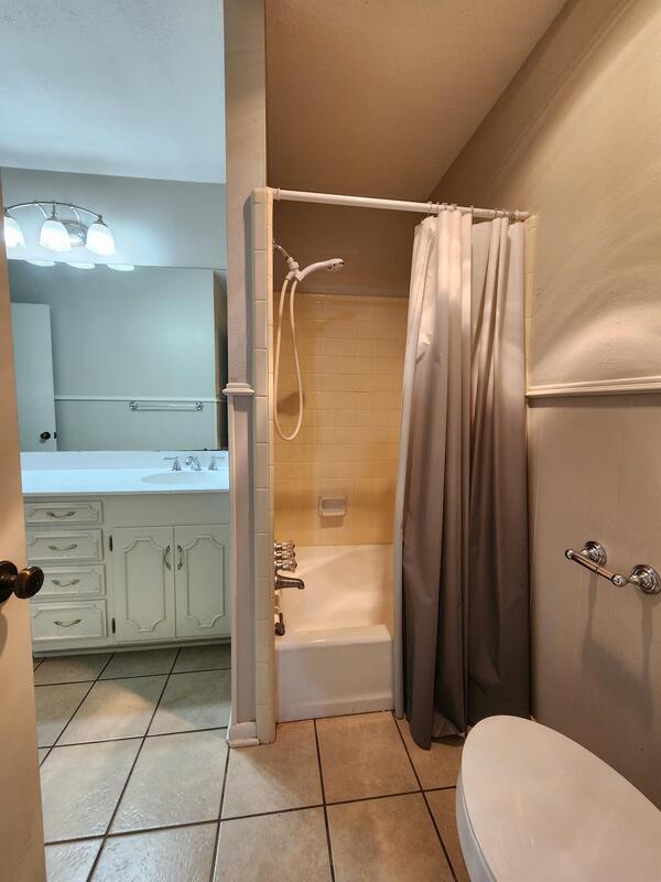 Building Photo - 420 Top Hill Dr