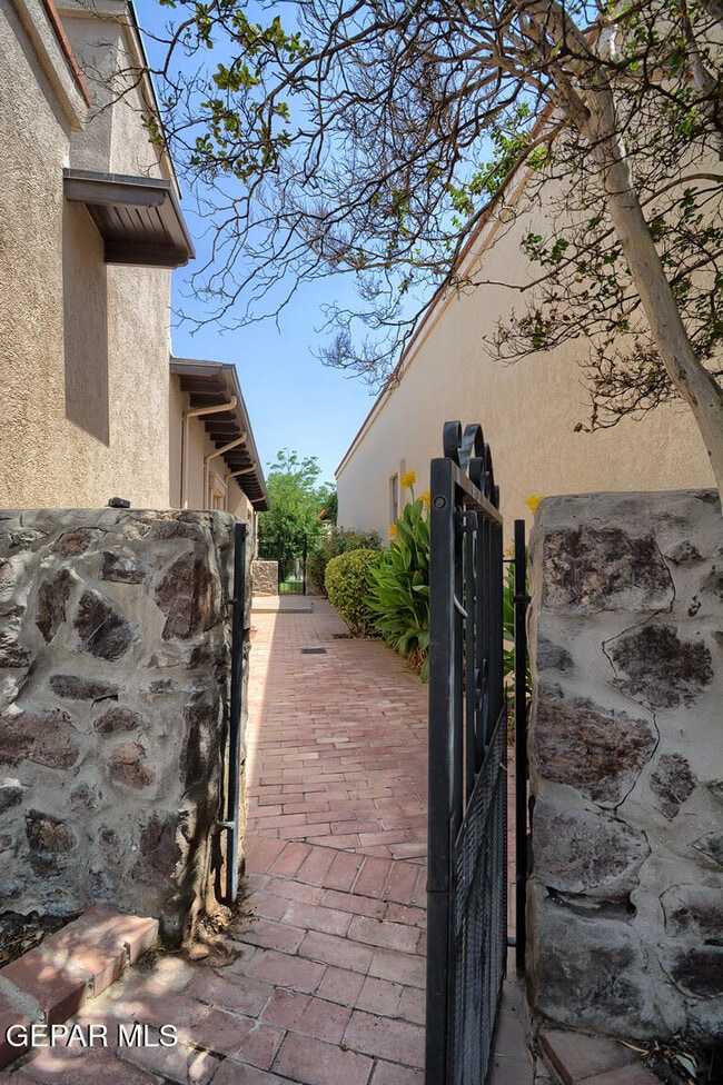 Building Photo - 6167 Los Felinos Cir
