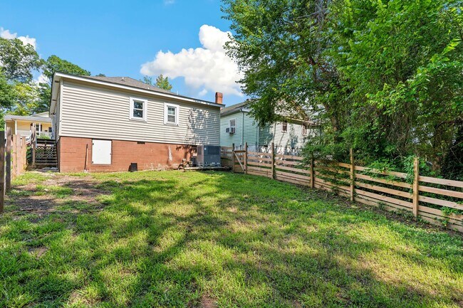 Building Photo - Beautifully Renovated 2 Bed / 2 Bath Home with Fenced Yard in Durham!
