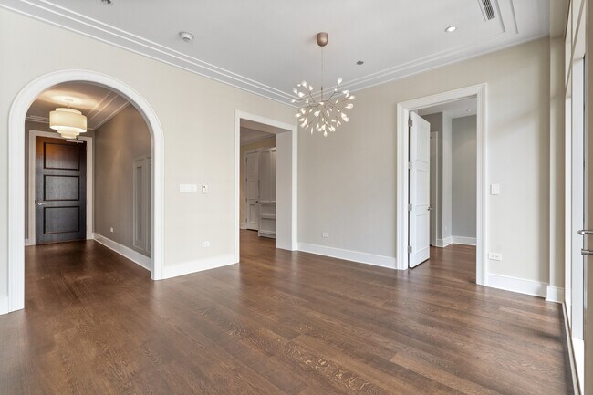 Building Photo - 118 E Erie St