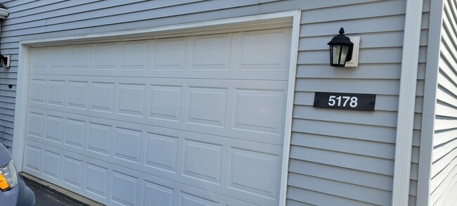 Building Photo - Newly Refreshed 2 bedroom in HOA