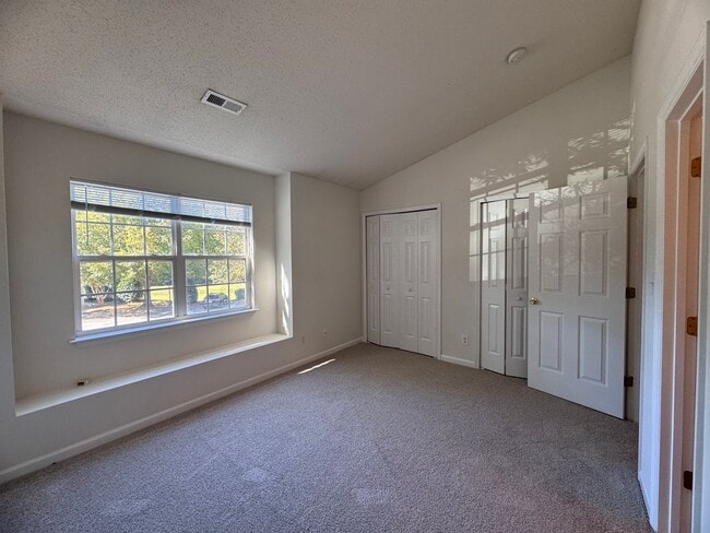 Building Photo - Wonderful 2BR 2.5BA Townhome with All Appl...