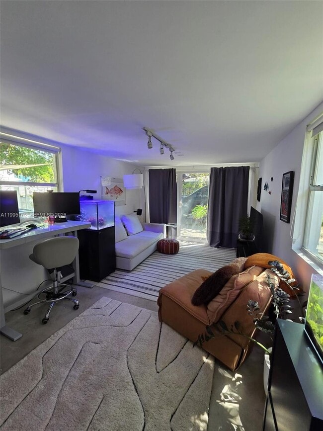 Building Photo - 2848 SW 22nd Ave