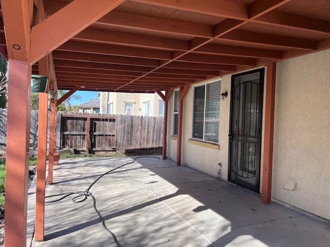 Building Photo - Spacious home featuring nearly 3,100 square feet of living space. Close to schools, parks and sho...