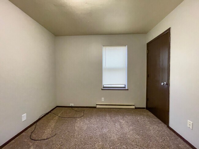 Building Photo - 2213 E Memorial Dr