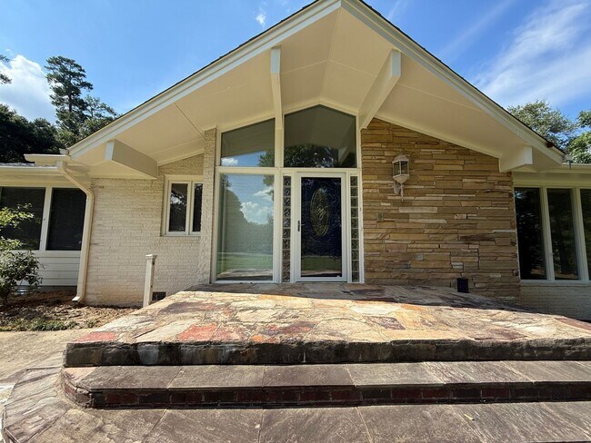Building Photo - Newly Remodeled Ranch-Style 4BD, 3.5BA Ral...