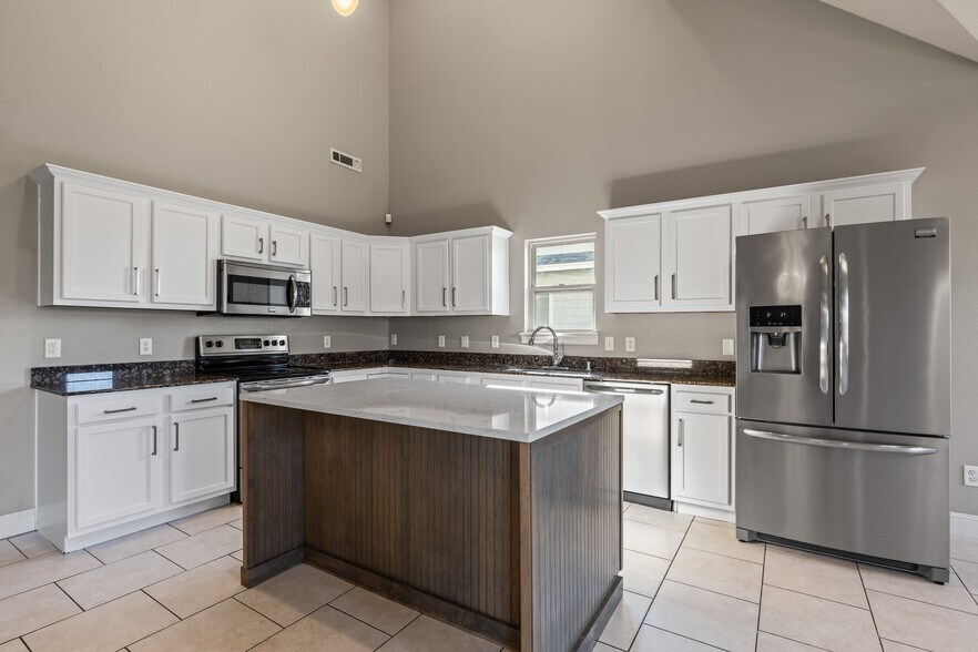 Building Photo - 1501 NE Dysart Woods Ln
