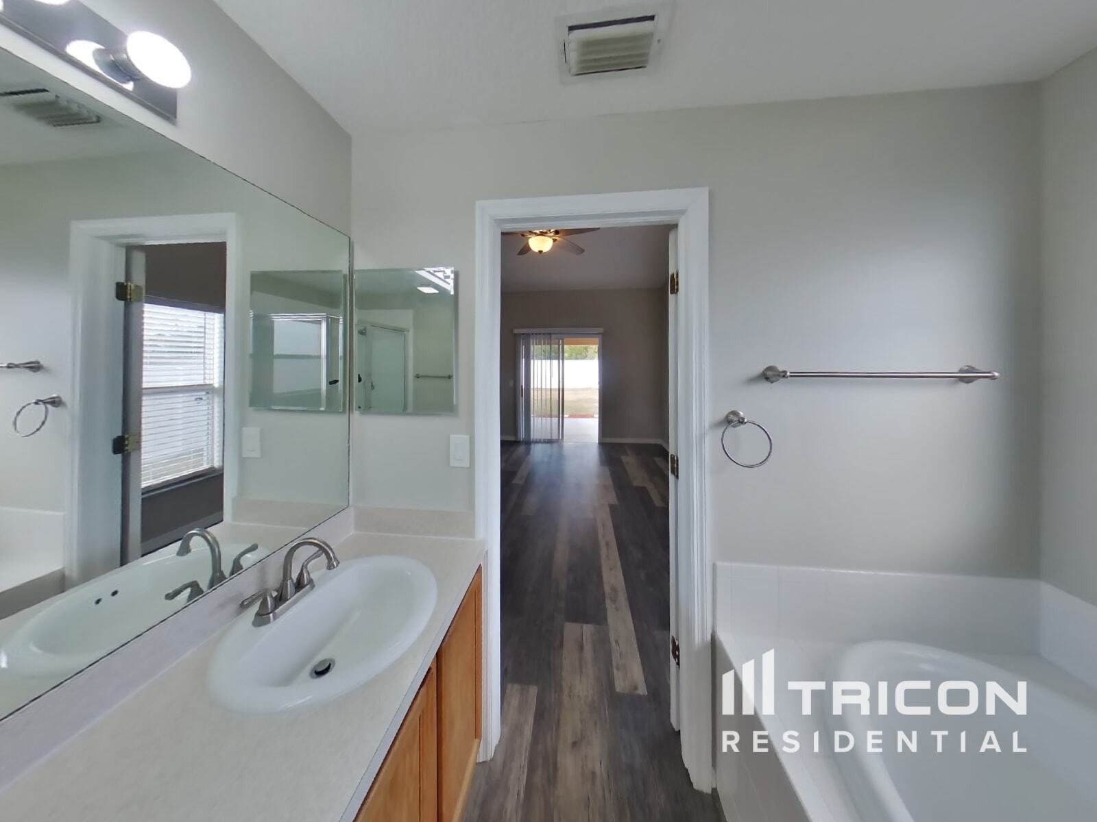 Building Photo - 3130 Wiltshire Ave