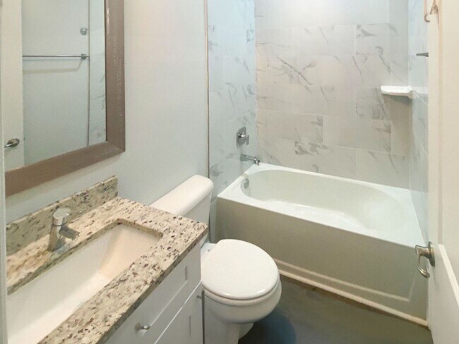 Building Photo - Modern 3 bedroom 2 bath 1 car garage Duplex, just build in 2023 with stainless appliances