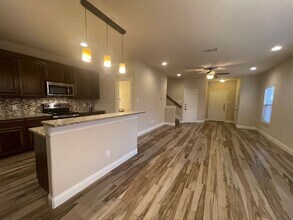 Building Photo - FREE RENT $$$ 3/2.5 Townhome w/ STUNNING O...
