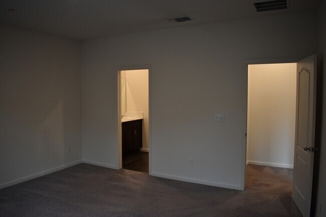 Building Photo - 662 Pegasus Dr