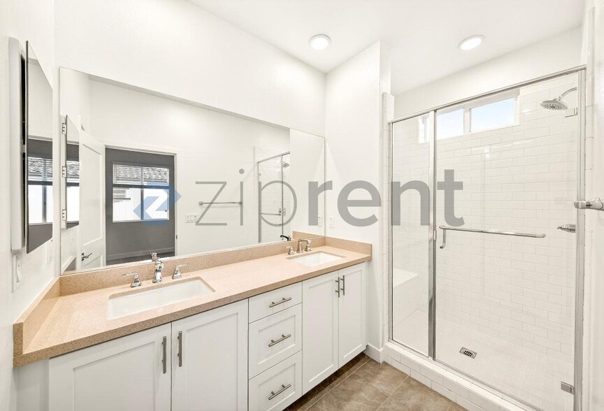 Building Photo - 2215 W Orange Ave