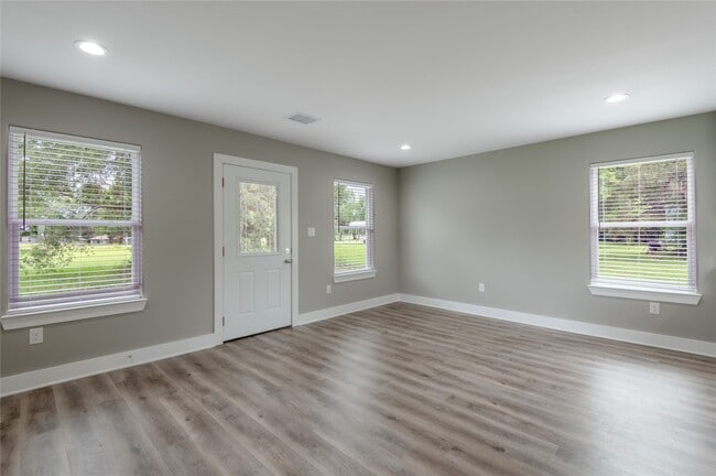 Building Photo - 140 Shady Oaks