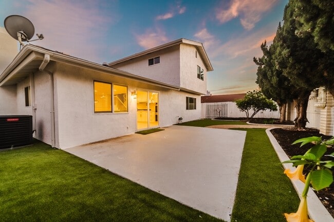 Building Photo - 3163 Camarillo Ave