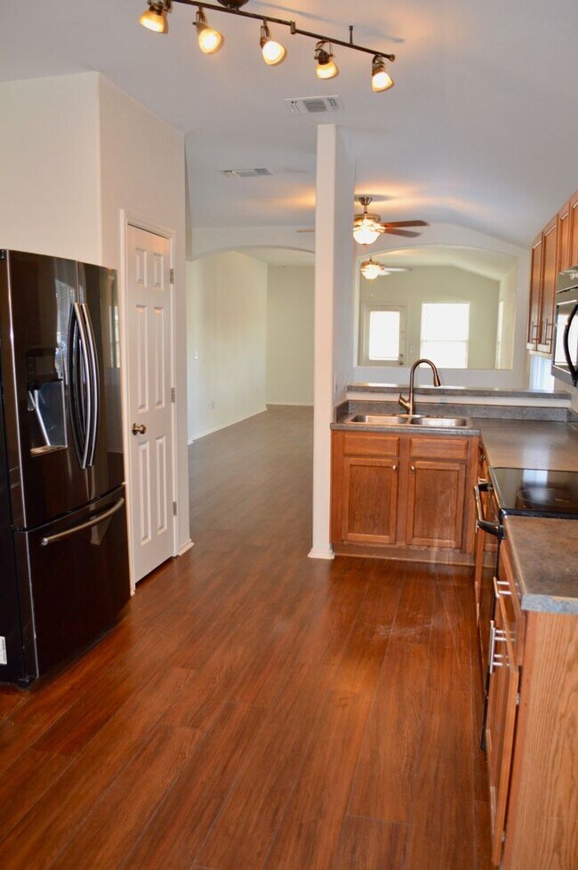 Building Photo - Charming 3 bed 2 bath home in Converse, TX
