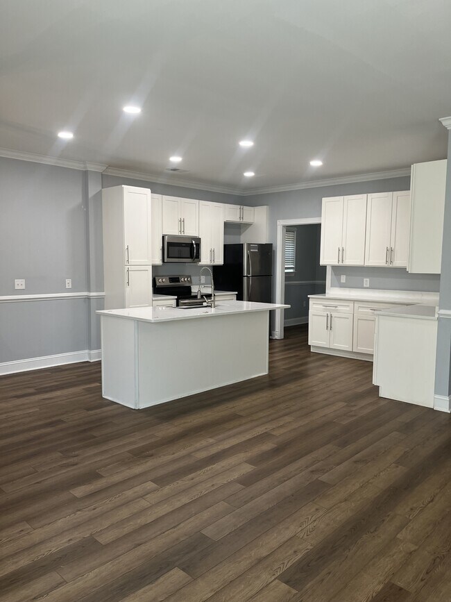 Building Photo - 2703 E Surrey Dr