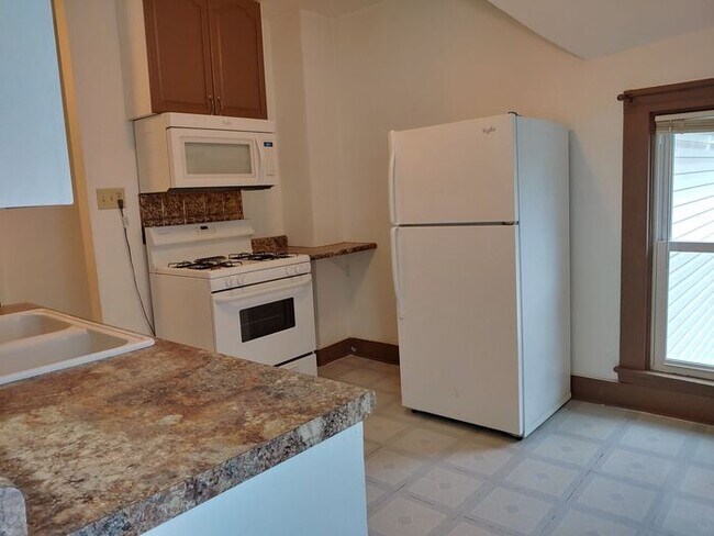 Building Photo - 824 Huestis Ave